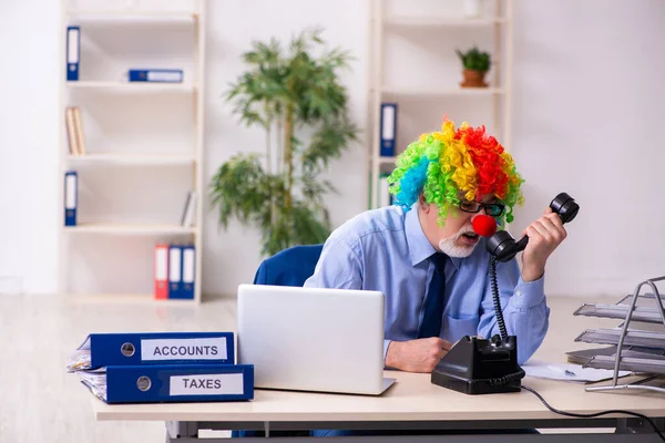 Gamle affärsman clown arbetar på kontoret — Stockfoto