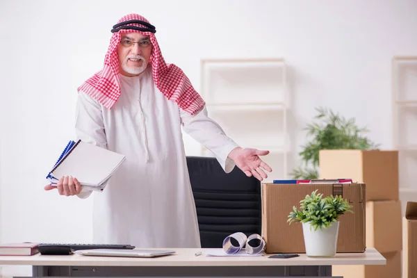 Ofis taşıma konseptinde yaşlı Arap işadamı — Stok fotoğraf
