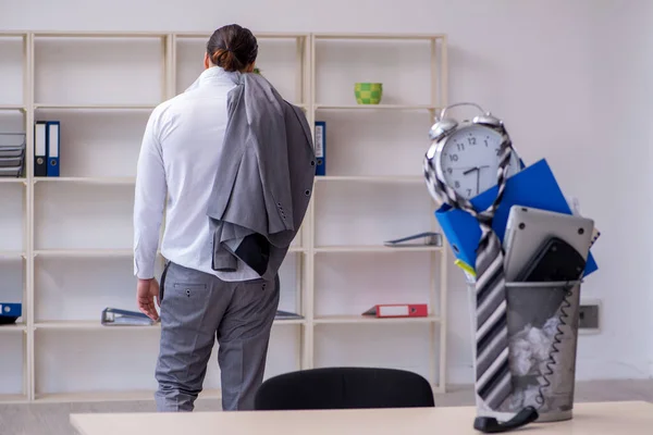 Empresario joven despedido con papelera de reciclaje en el cono de gestión del tiempo — Foto de Stock