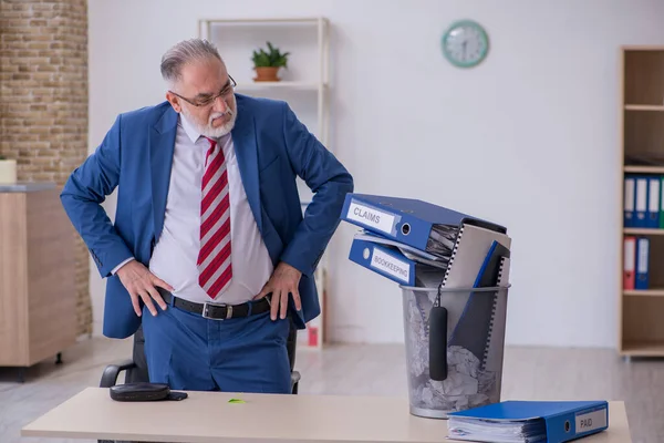 Alter Geschäftsmann-Mitarbeiter lehnt neue Ideen mit vielen Papieren ab — Stockfoto