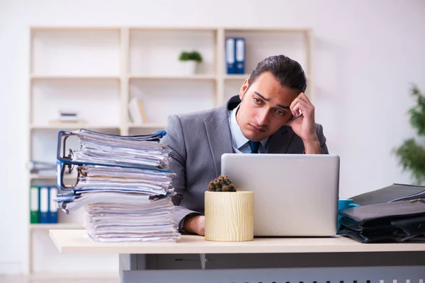 Ung manlig anställd missnöjd med överdrivet arbete — Stockfoto