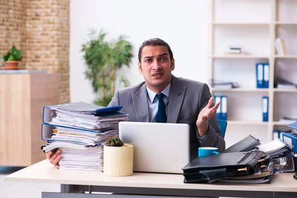 Junge männliche Mitarbeiter unzufrieden mit exzessiver Arbeit — Stockfoto