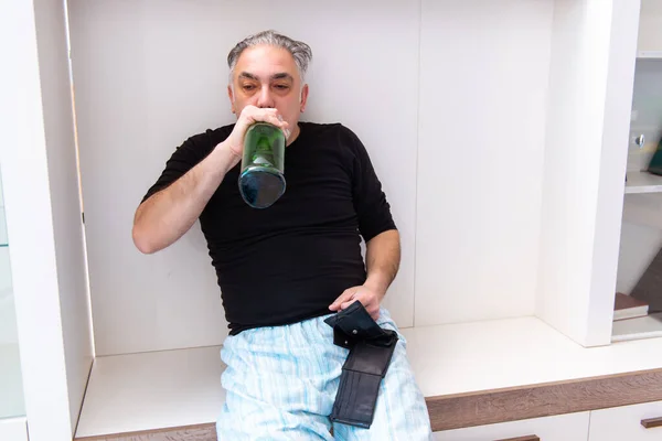 Viejo bebiendo vino en el dormitorio —  Fotos de Stock