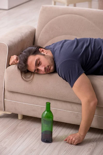 Jonge werkloze die thuis alcohol drinkt — Stockfoto