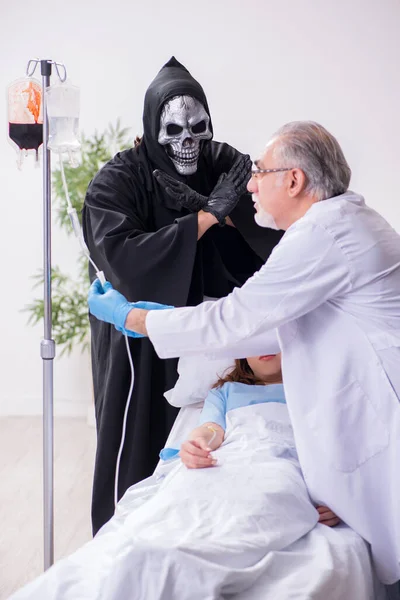 Diavolo, vecchio medico e paziente in clinica — Foto Stock
