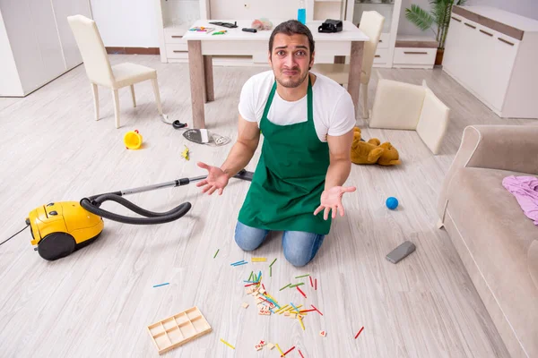 Giovane appaltatore maschio pulire l'appartamento dopo la festa dei bambini — Foto Stock