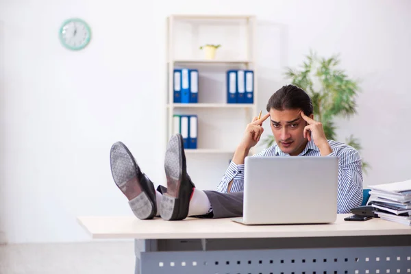 Jonge mannelijke werknemer werkzaam in het kantoor — Stockfoto