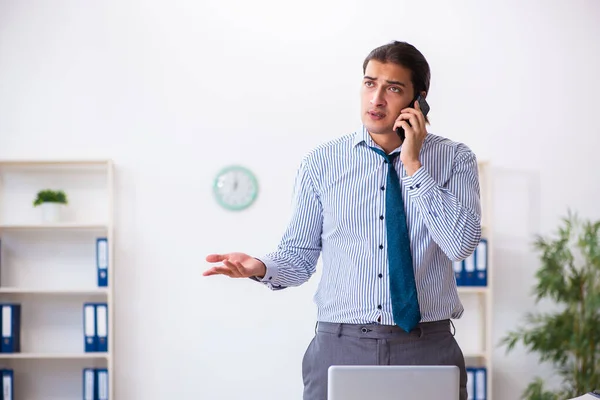 Jeune employé masculin travaillant au bureau — Photo