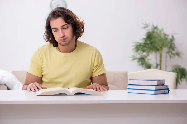 Jeune étudiant masculin se préparant aux examens à la maison — Photo