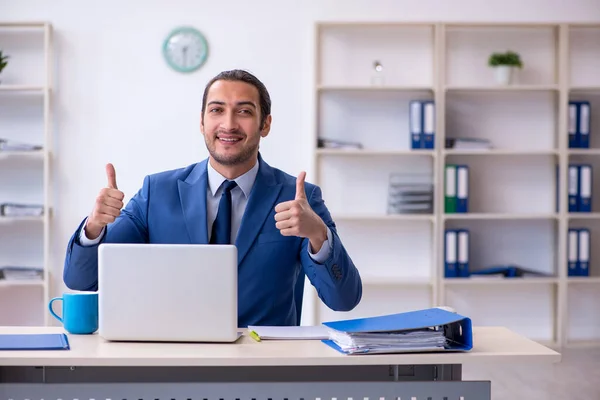 Mladý zaměstnanec pracující na pracovišti — Stock fotografie