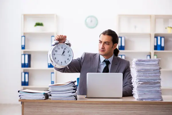 Munkaterhelés férfi alkalmazott az időgazdálkodás koncepciójában — Stock Fotó