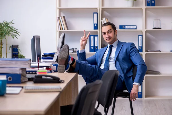 Бизнесмен, работающий в офисе — стоковое фото