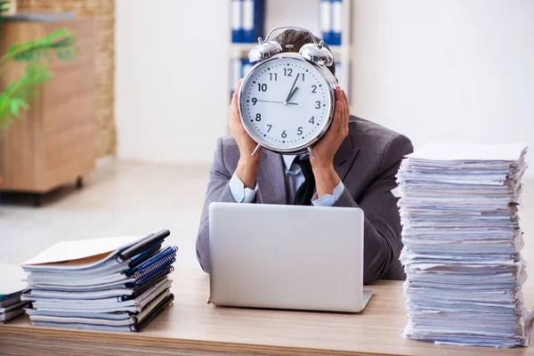 Carga de trabajo empleado masculino en concepto de gestión del tiempo —  Fotos de Stock