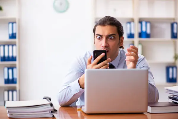 Gestresste männliche Angestellte im Büro — Stockfoto