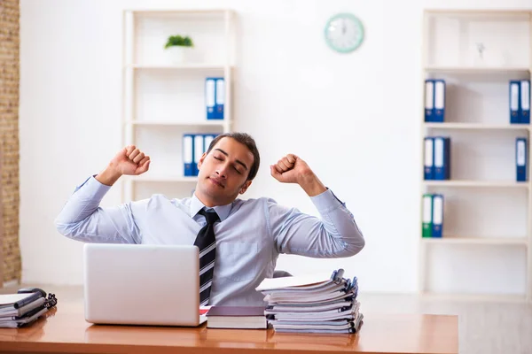 Joven empleado masculino que trabaja en el lugar de trabajo —  Fotos de Stock