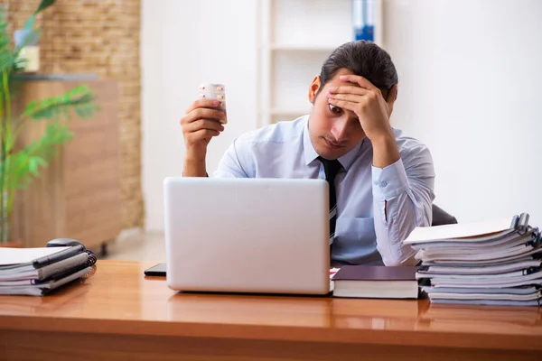 Malato dipendente maschile che lavora in ufficio — Foto Stock