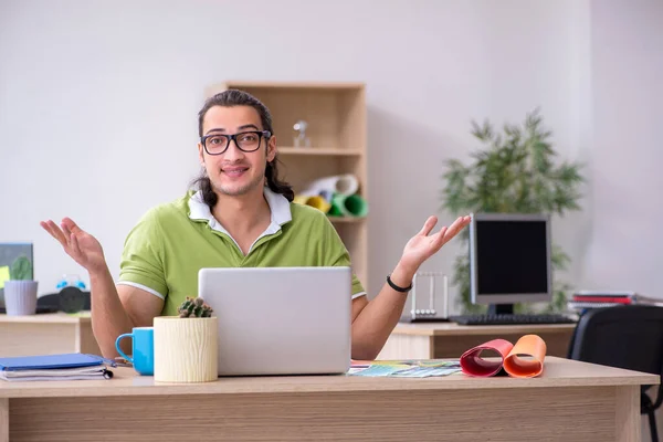 Junge männliche Designer arbeiten im Büro — Stockfoto