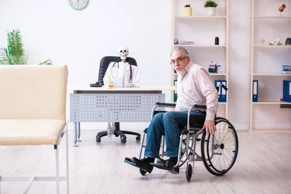 Oude man in rolstoel bezoekt dode dokter — Stockfoto