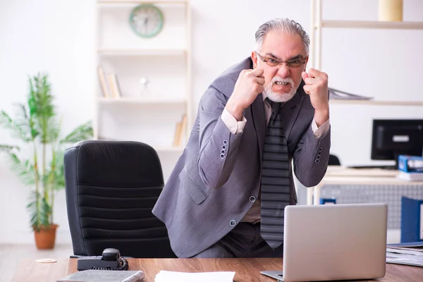 Zakenman boos en woedend op de werkplek — Stockfoto