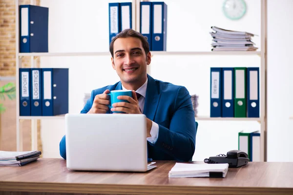 Jonge mannelijke werknemer werkzaam in het kantoor — Stockfoto