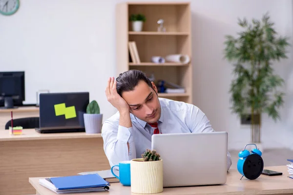 Ung manlig anställd i time management koncept — Stockfoto