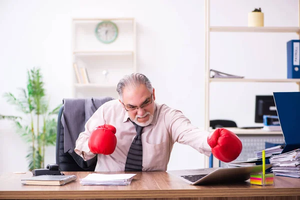 Affärsman arg och rasande på arbetsplatsen — Stockfoto