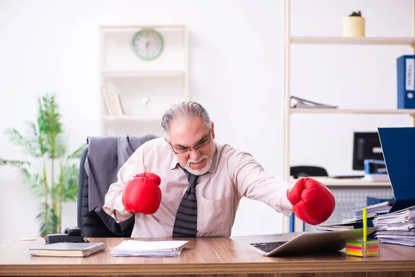 Geschäftsmann wütend und wütend am Arbeitsplatz — Stockfoto