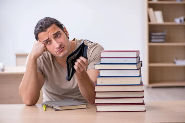 Joven estudiante masculino preparándose para los exámenes en la biblioteca —  Fotos de Stock