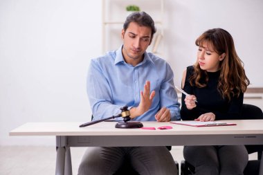 Boşanma konseptinde genç bir çift