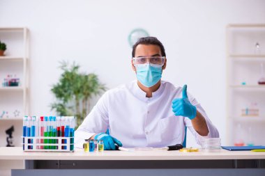 Laboratuvarda çalışan genç bir kimyager.