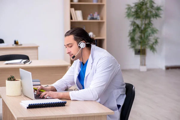 Joven doctor en concepto de telemedicina — Foto de Stock