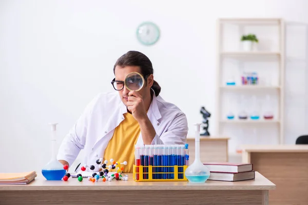 Murid ahli kimia laki-laki di kelas — Stok Foto