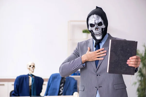 Grappige zakelijke ontmoeting met duivel en skeletten — Stockfoto