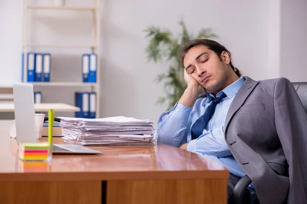 Junge männliche Angestellte schlafen im Büro — Stockfoto