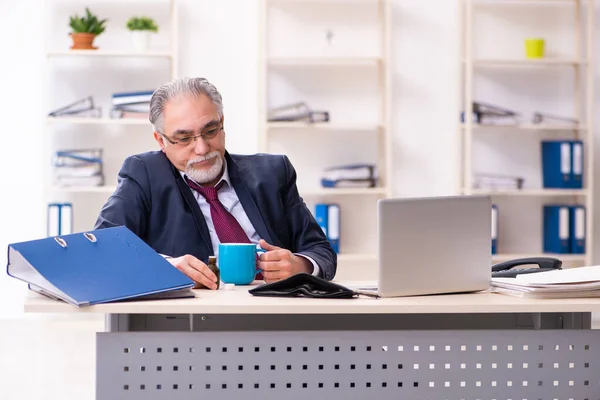 Old businessman employee in bankruptcy concept — Stock Photo, Image