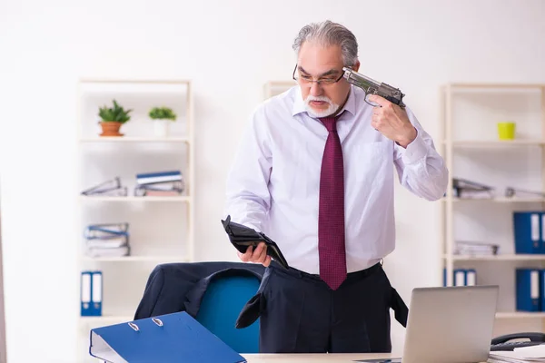 Old businessman employee in bankruptcy concept — Stock Photo, Image