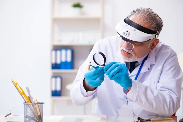 Oude mannelijke expert criminoloog werkt in het lab voor bewijs — Stockfoto