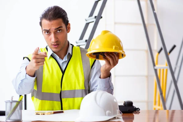 Jovem arquiteto masculino trabalhando dentro de casa — Fotografia de Stock