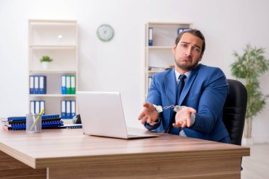 Ofiste çalışan genç bir iş adamı.