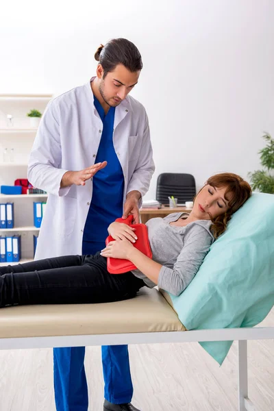 Young pregnant woman visiting male doctor gastroenterologist — Stockfoto