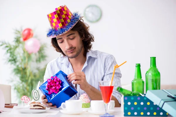 Giovane uomo che festeggia il suo compleanno a casa — Foto Stock