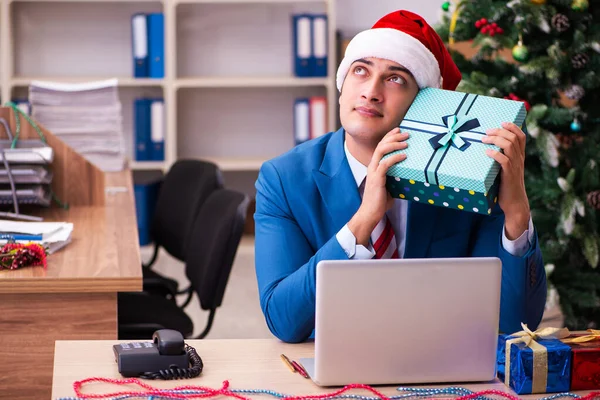 Giovane dipendente maschile che celebra il Natale sul posto di lavoro — Foto Stock