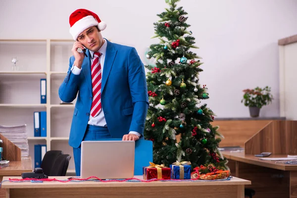 Jeune employé masculin célébrant Noël sur le lieu de travail — Photo