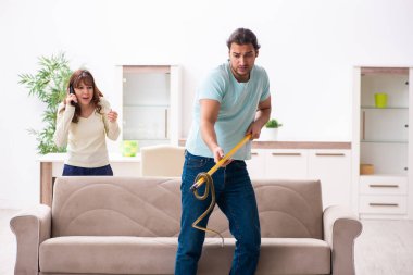 Genç çift ve yılan dairede.