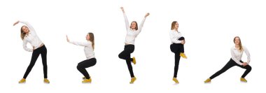 Beyazlar üzerinde egzersiz yapan kadın.