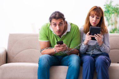 Gadget bağımlılığı konseptinde genç bir çift