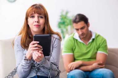 Gadget bağımlılığı konseptinde genç bir çift