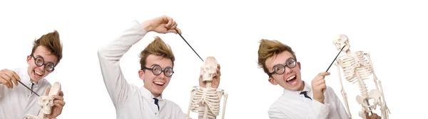Grappige dokter met skelet geïsoleerd op wit — Stockfoto