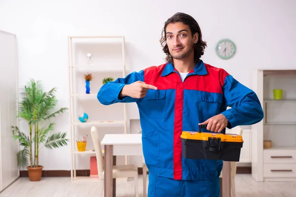 Joven carpintero masculino trabajando en interiores — Foto de Stock