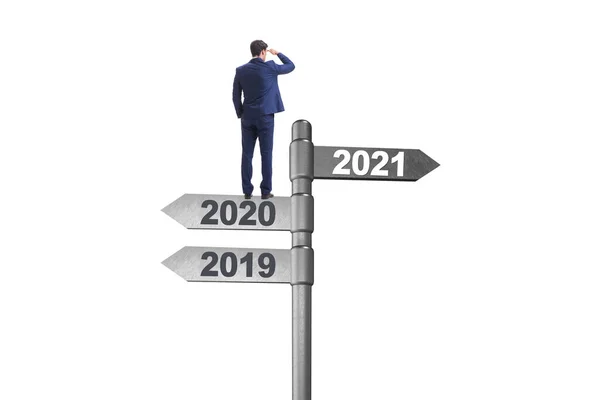 Panneau routier et homme d'affaires avec 2020 et 2021 — Photo
